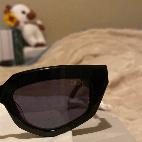 DEZI Black Sunglasses Modern Sleek Design - Picture 7 of 7